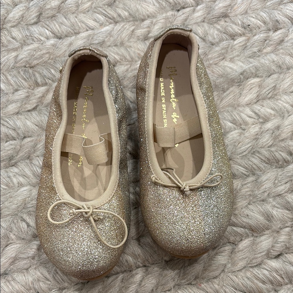 Gold Dress Shoes with Elegant Design and Rounded Toe